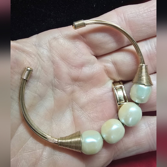 Elegant Gold Wire and Pearl Cuff Bracelet - Picture 4 of 4